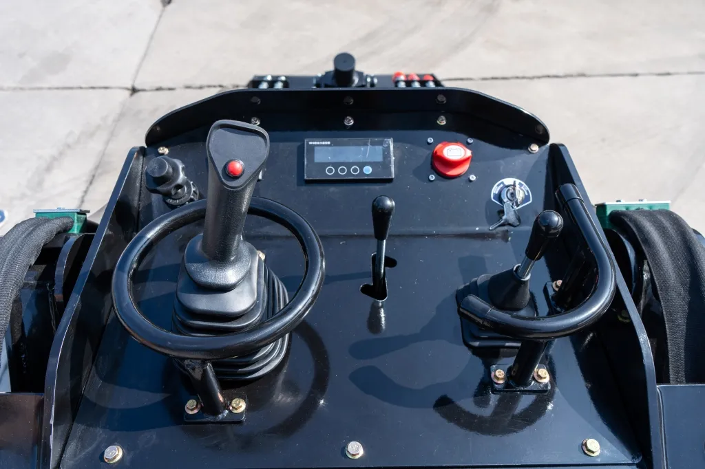 TYPHON STOMP X1300 premium components and operator controls